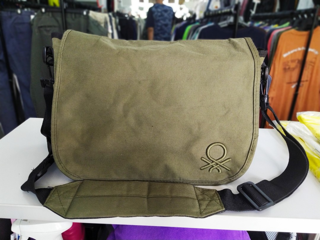 UNITED COLOUR OF BENETTON Messenger Bag in Army Green