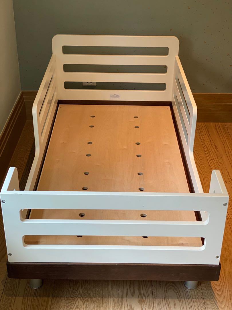 Oeuf Classic Toddler Bed Walnut, 兒童＆孕婦用品, 兒童傢具, 兒童傢具 床圍 Carousell