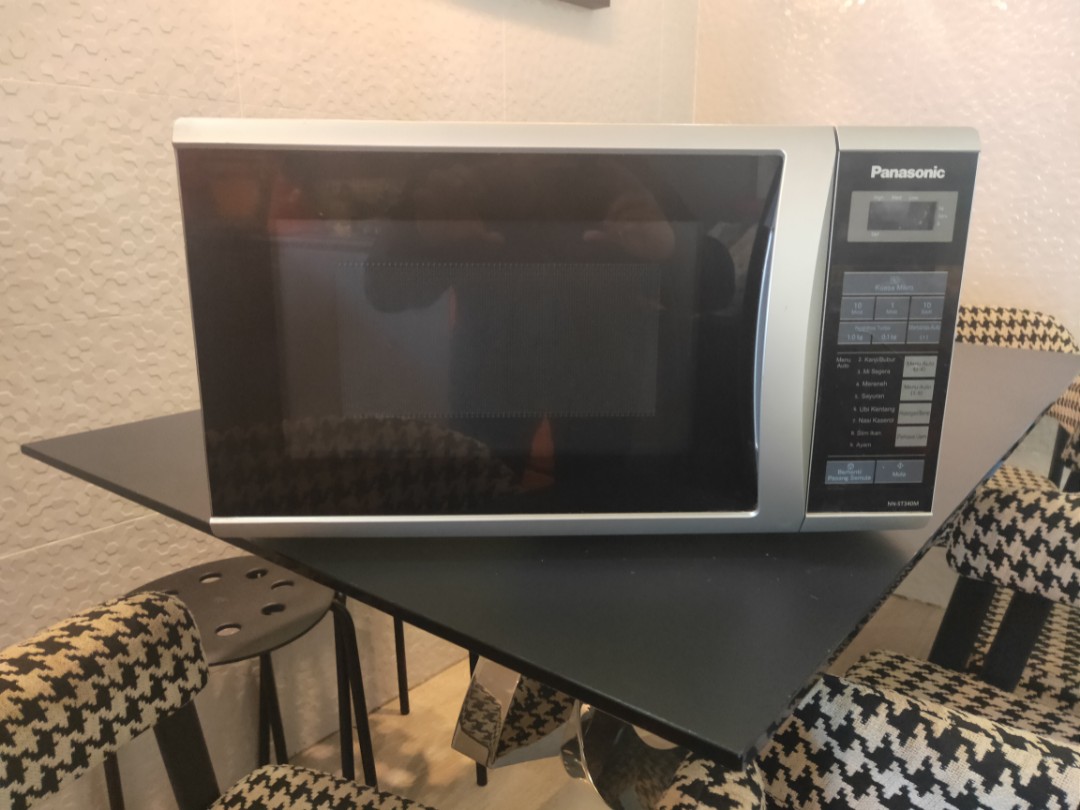 Panasonic Microwave oven. Not for fussy. Still in gd and working