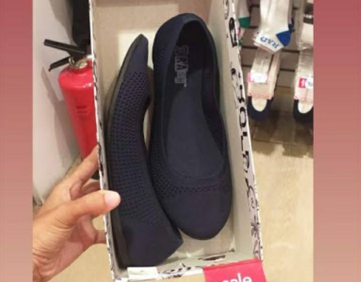 does payless sell skechers