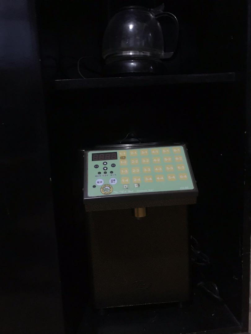 Sealer Fructose Shaker Machine (Category: Coffee Machines & Makers) located in Manila. Submitted by mcxxxx (Listing ID 1021273285, Image 2). Description: Fully Automatic Sealer 2 cups Automatic Shaker - barely used Automatic Fructose dispenser negotiable! message me! 😊 .