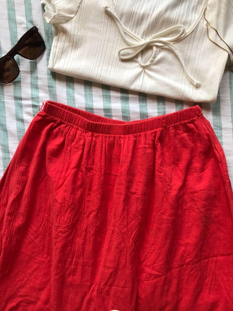 ✨ Flowy Beach Skirt (Category: Skirts) located in Muntinlupa City. Submitted by hellotia (Listing ID 1021480138, Image 2). Description: ✔️ in good condition ‼️✨ ✔️ fits sizes 28-30 ✔️ strechable ✔️ flowy, perfect for the beach ✔️ good quality ✔️ short in the front, long in the back ✔️ *white blouse not for sale .