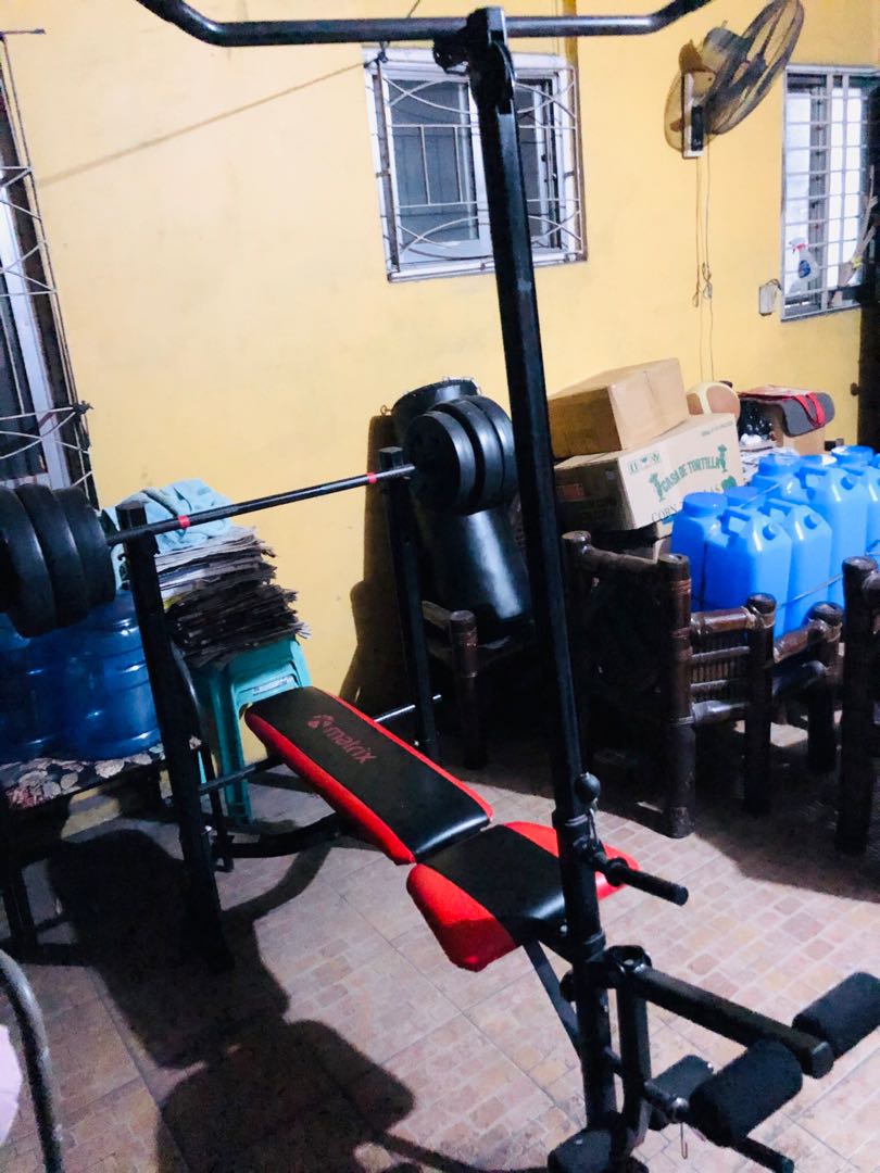 Matrix 7 in 1 bench press. W 80lbs weight plates. Sports