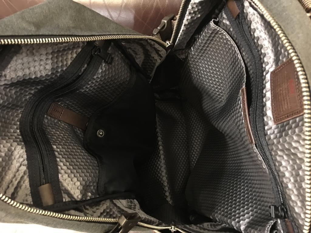 Tumi Backpack （分類：背包）位於 Hong Kong。 由 ketaley 提交（商品編號 1021747749，圖片 3）。簡介： 9成新， very good condition Smart casual 款👍🏻 Size: ~ 42cm x 29cm x 10cm (Trade Hong Kong Island Line MTR station)。