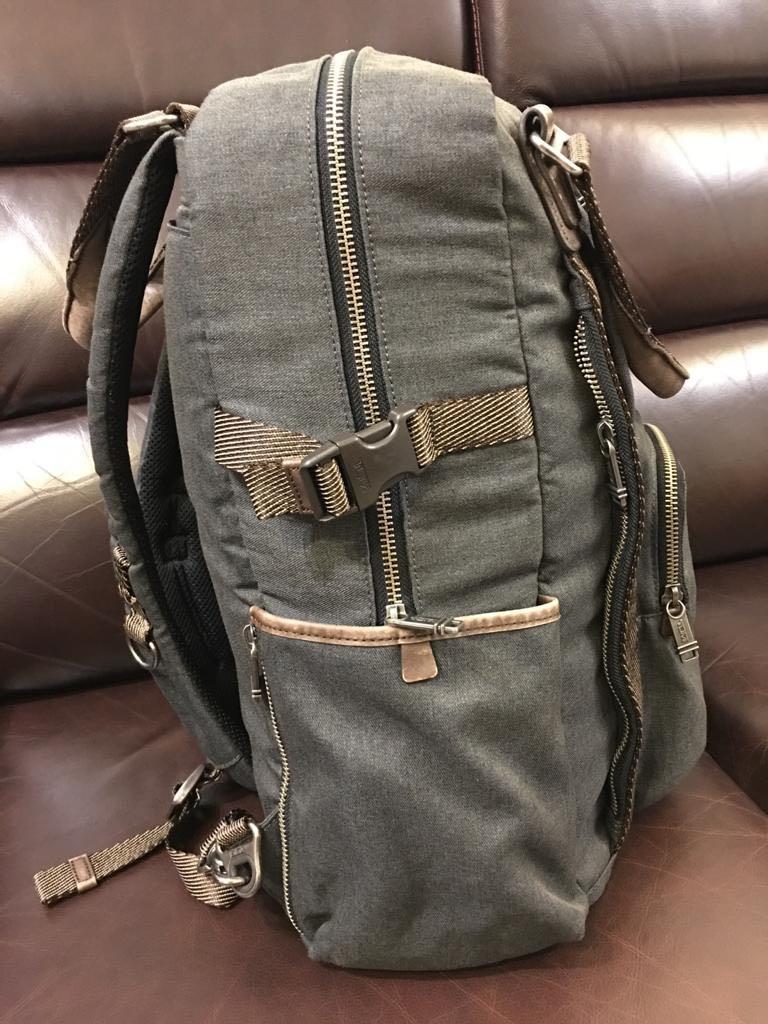 Tumi Backpack （分類：背包）位於 Hong Kong。 由 ketaley 提交（商品編號 1021747749，圖片 4）。簡介： 9成新， very good condition Smart casual 款👍🏻 Size: ~ 42cm x 29cm x 10cm (Trade Hong Kong Island Line MTR station)。