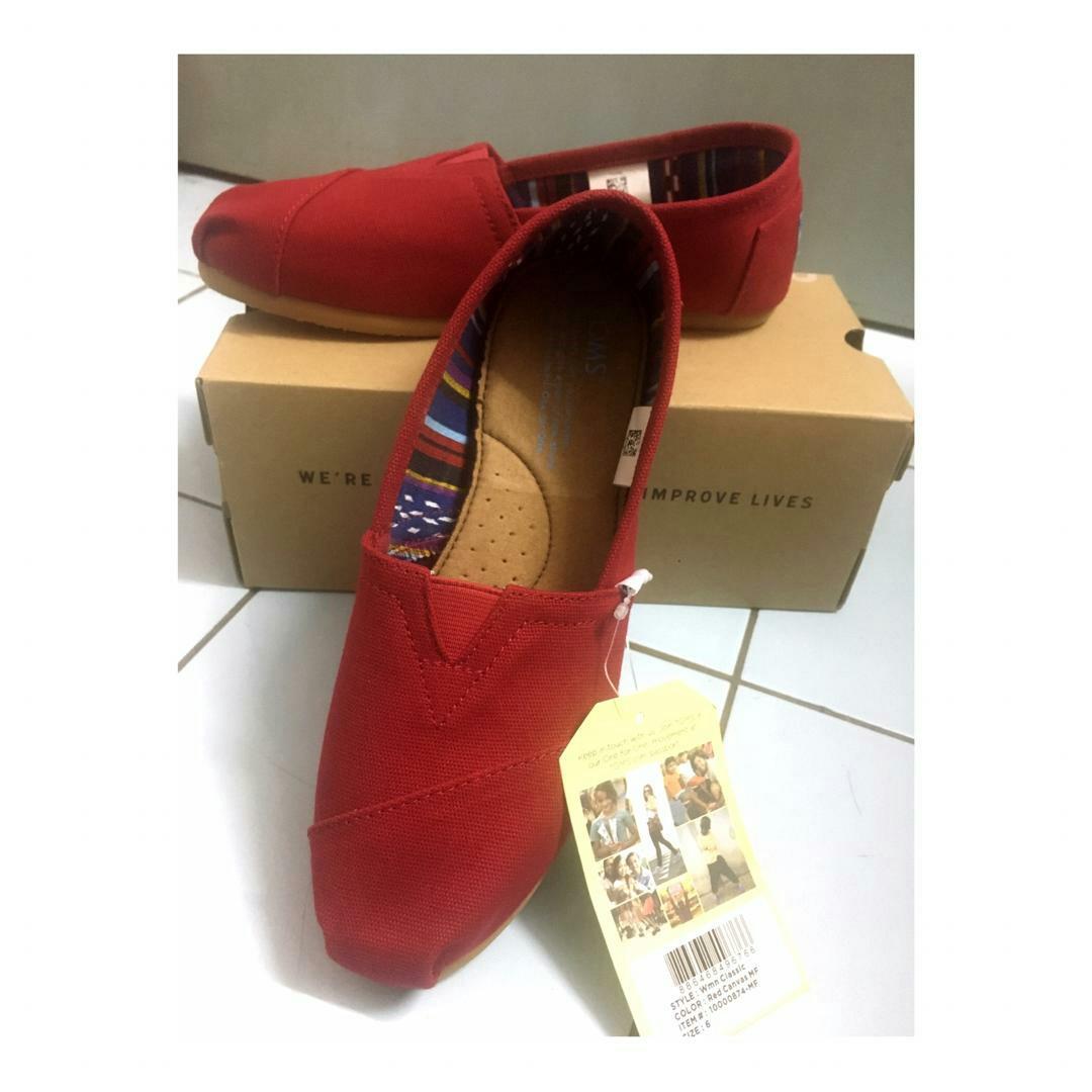 toms classic red canvas