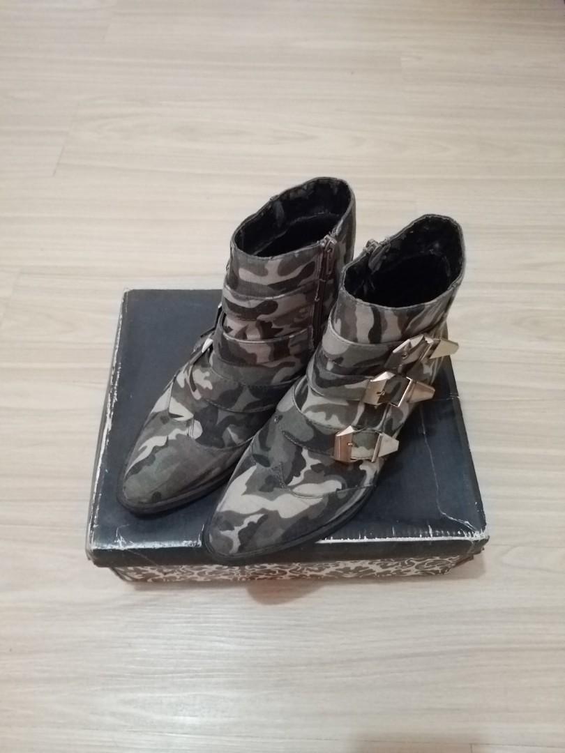 Camouflage boots (size 5 ½), Women's 