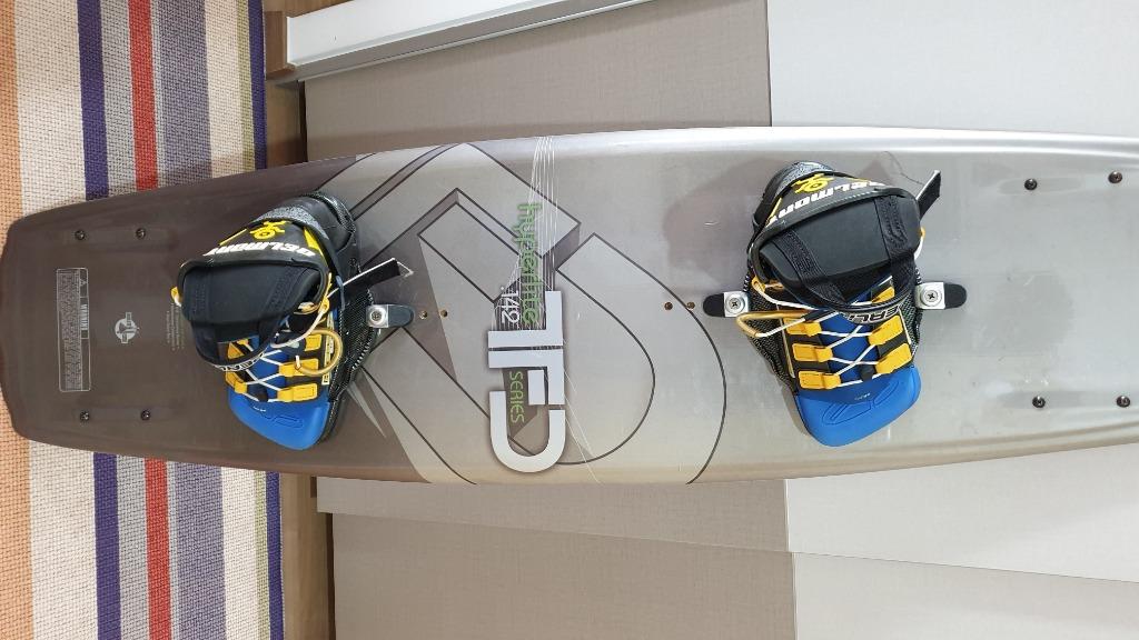 Hyperlite TFD142 Wakeboard with Hyperlite Belmont Large Bindings