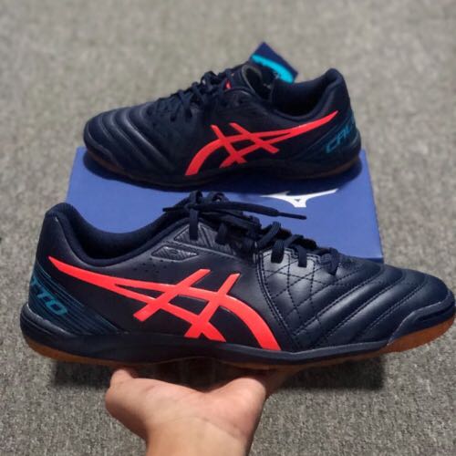 Kasut deals futsal asics