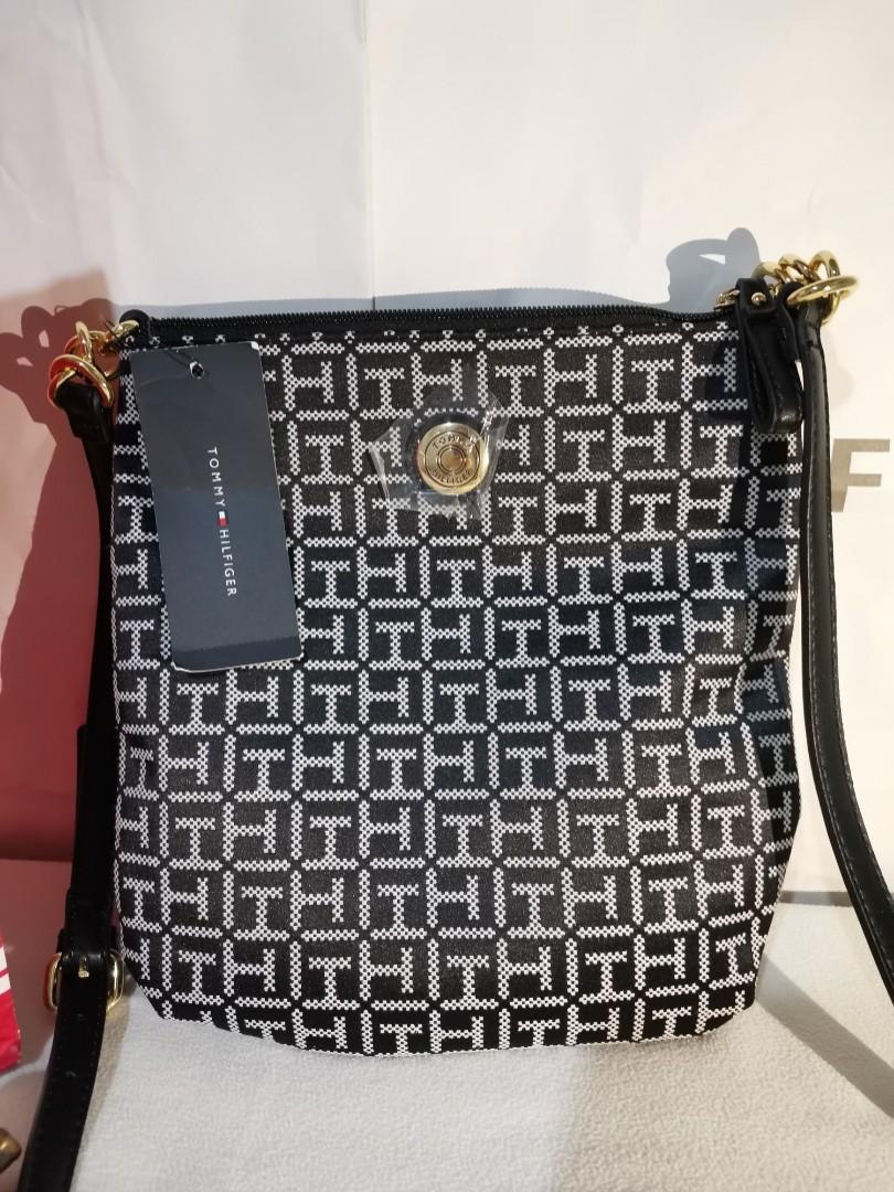 Sølv til bundet plus Original Tommy Hilfiger sling bag direct from U.S.A black, Women's Fashion,  Bags & Wallets, Cross-body Bags on Carousell