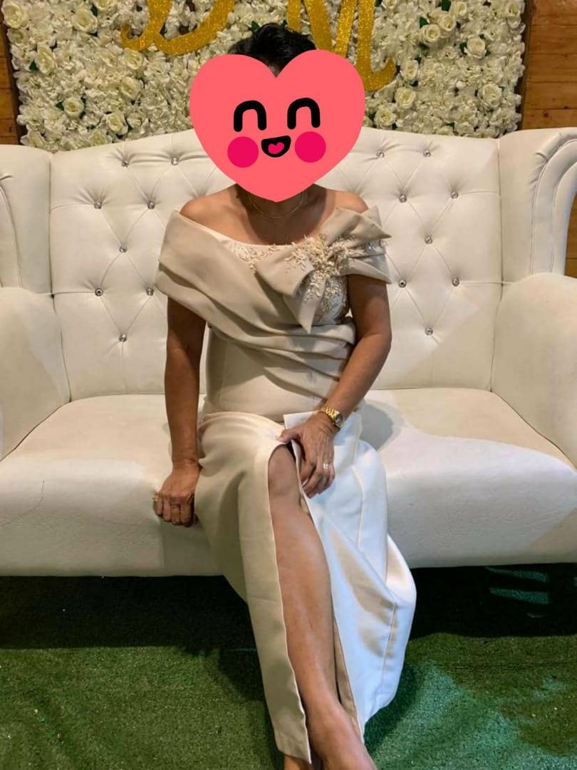 Perfect Gown to your Mom (Category: Evening dresses & gowns) located in Pasig City. Submitted by KnEOnlineShop (Listing ID 1021772788, Image 1). Description: Hi Everyone! Im selling my mom's dress, isang beses lang po niya ito nagamit nung wedding lang ng sister ko. Maganda po ang tela at looks elegant po. At syempre very affordable price na po ito. No flaws or anything almost brandnew po ang dress. Pm po sa mga interesado.