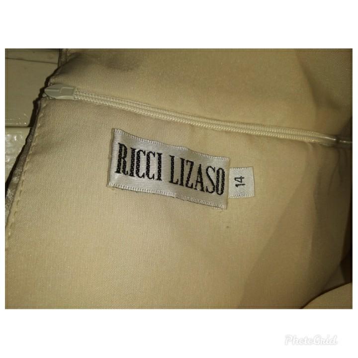 Perfect Gown to your Mom (Category: Evening dresses & gowns) located in Pasig City. Submitted by KnEOnlineShop (Listing ID 1021772788, Image 3). Description: Hi Everyone! Im selling my mom's dress, isang beses lang po niya ito nagamit nung wedding lang ng sister ko. Maganda po ang tela at looks elegant po. At syempre very affordable price na po ito. No flaws or anything almost brandnew po ang dress. Pm po sa mga interesado.