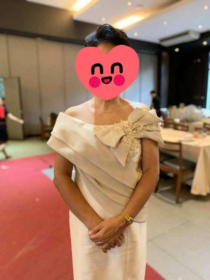 Perfect Gown to your Mom (Category: Evening dresses & gowns) located in Pasig City. Submitted by KnEOnlineShop (Listing ID 1021772788, Image 2). Description: Hi Everyone! Im selling my mom's dress, isang beses lang po niya ito nagamit nung wedding lang ng sister ko. Maganda po ang tela at looks elegant po. At syempre very affordable price na po ito. No flaws or anything almost brandnew po ang dress. Pm po sa mga interesado.