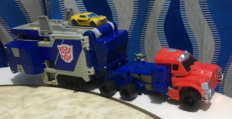 Transformers Armada Optimus Prime Convoy (Category: Action & Battle Toys) located in Manila. Submitted by marife.saavedra (Listing ID 1021788629, Image 1). Description: check photo co'z it's a part of detail text me for price's / other detail's that's not in the adds please be sure you know the item your planning to avail don't expect to much for use item some dust, rust, discoloration, scratches, dent, always check the photo & read details befor