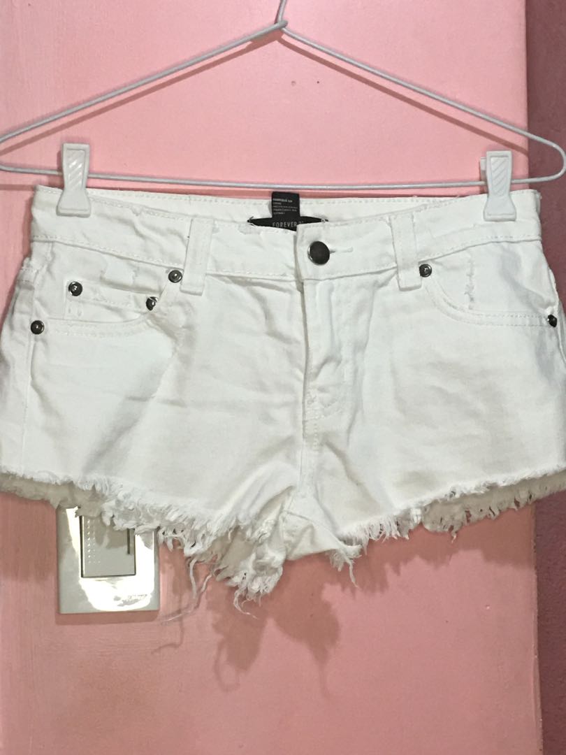 white maong shorts