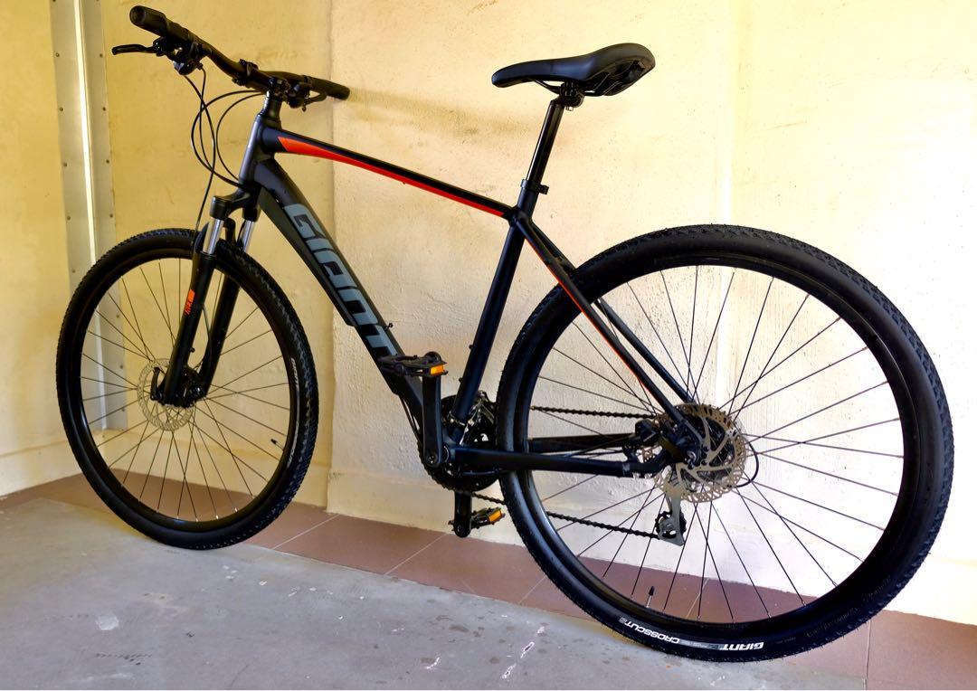 Giant roam 3 disc 2020 clearance hybrid bike