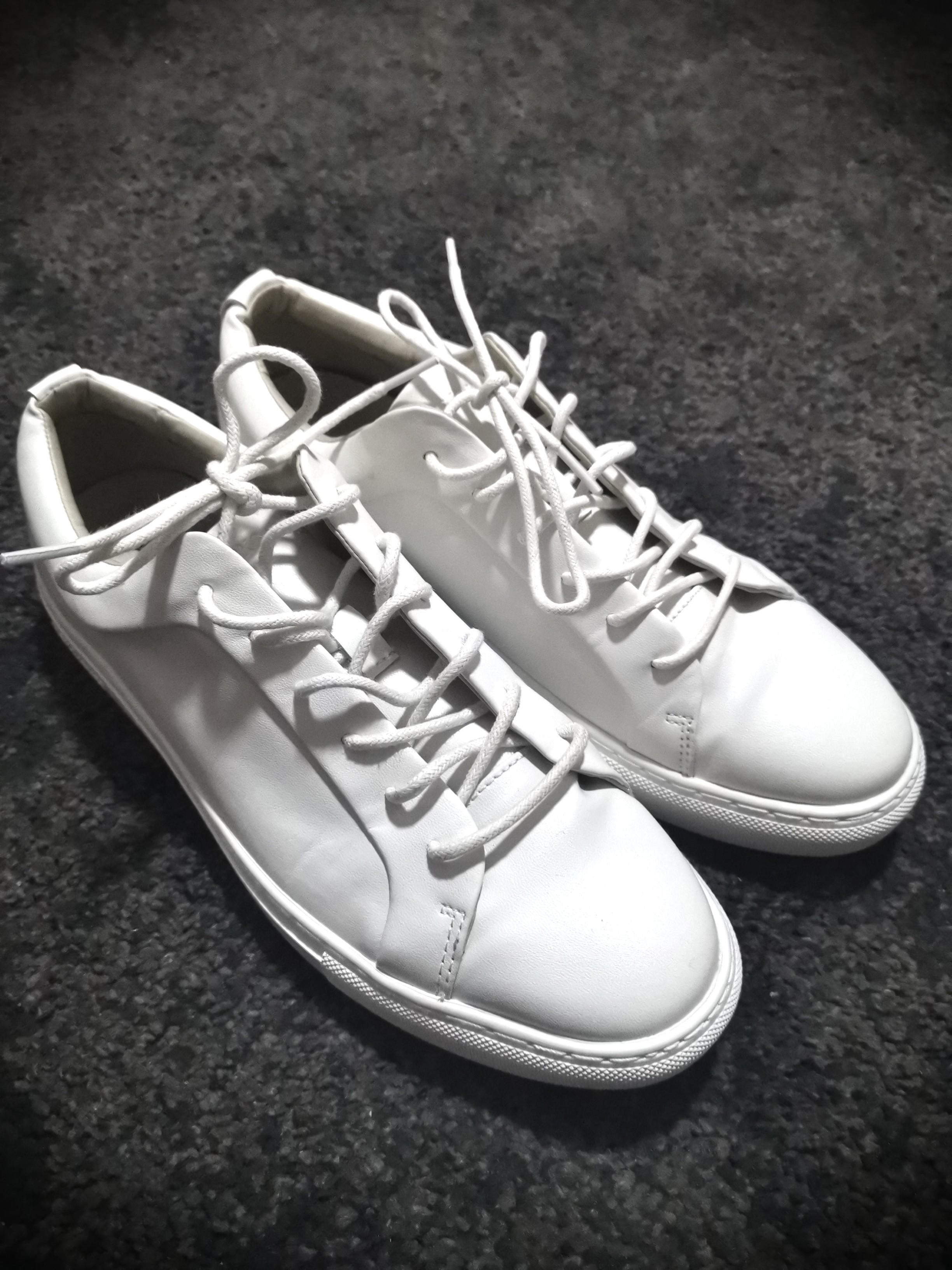 white gym shoes mens