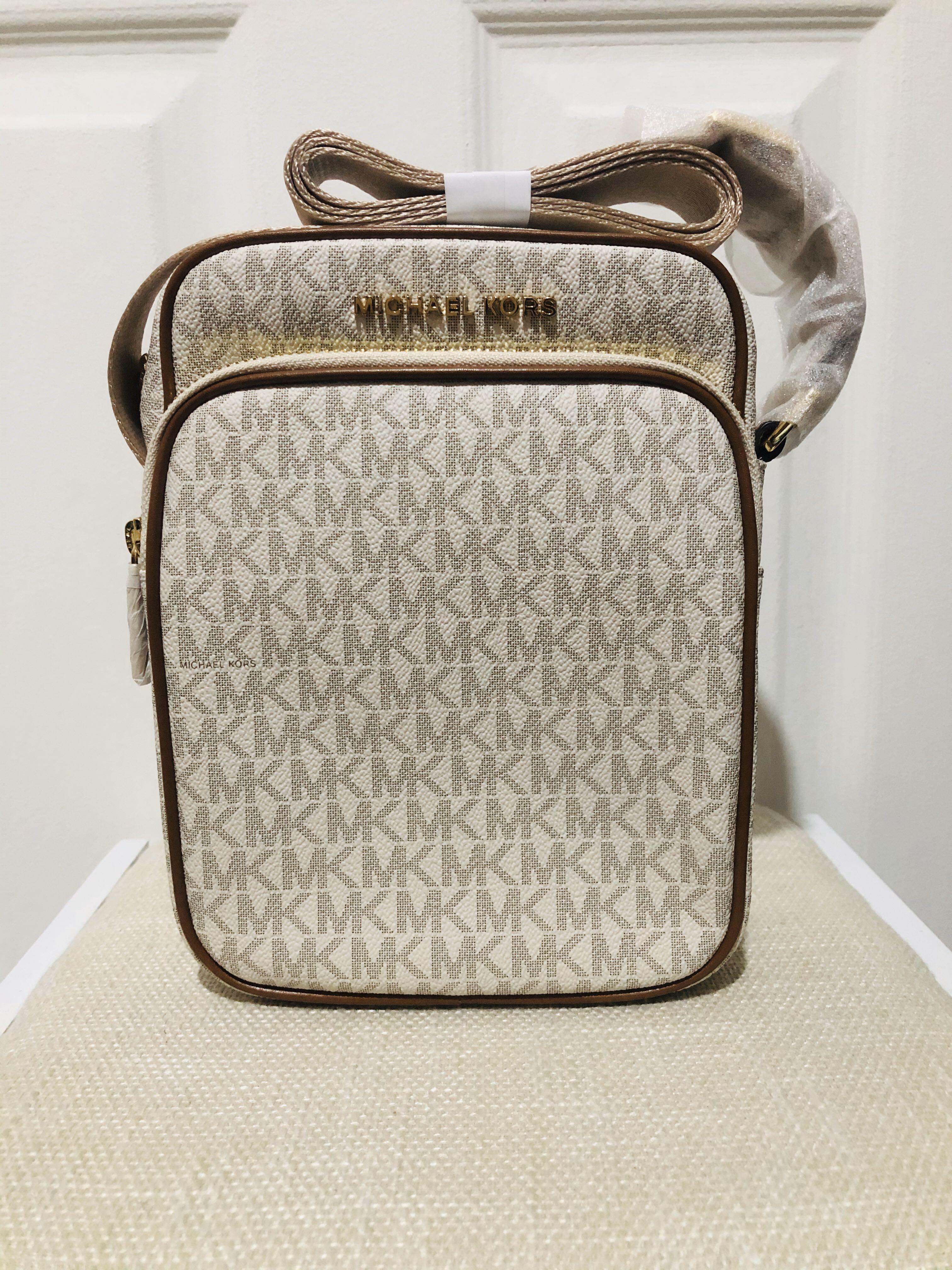Michael Kors (MK Jet Set Travel Flight Bag) in Vanilla, Luxury, Bags &  Wallets on Carousell