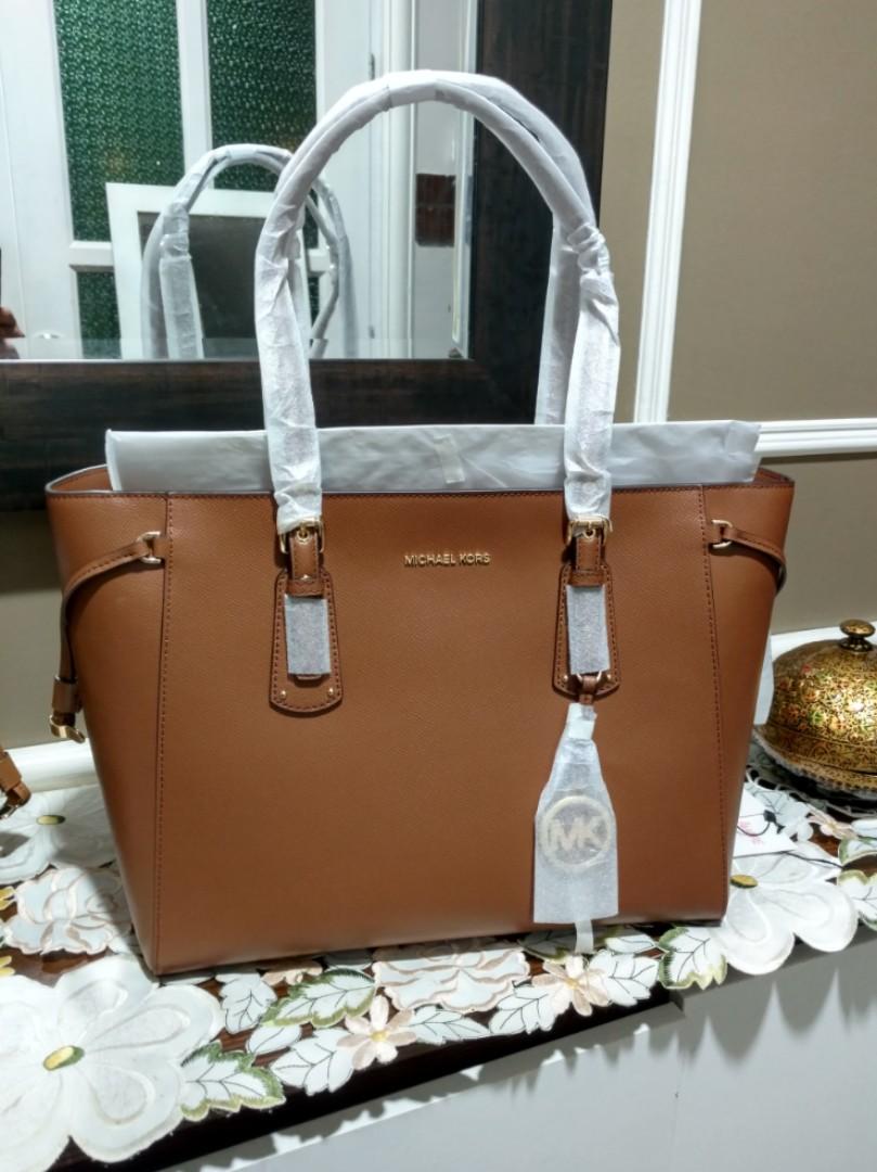 Michael kors voyager tote bag, Women's Fashion, Bags & Wallets, Clutches on  Carousell