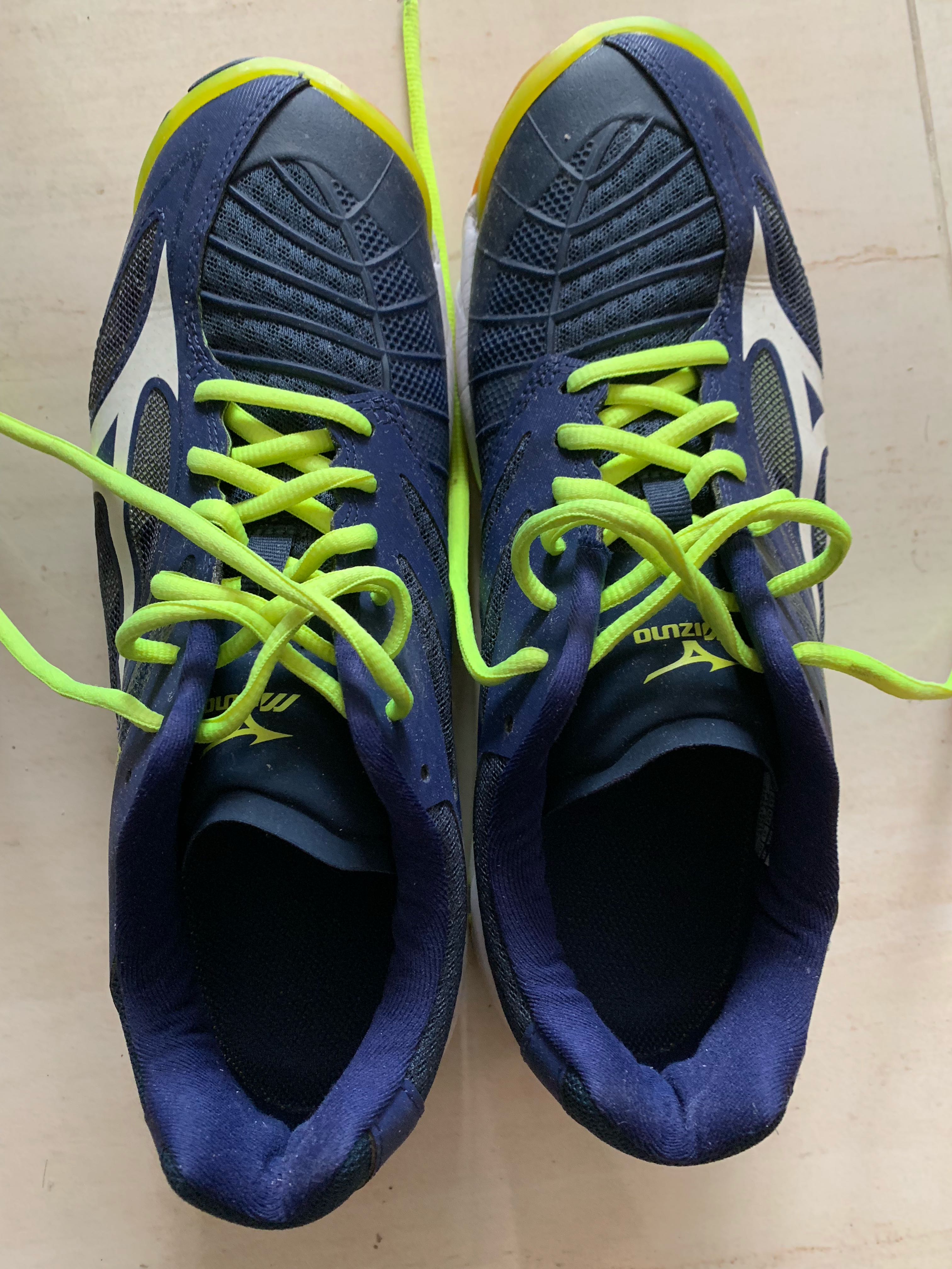 mizuno badminton shoes uk