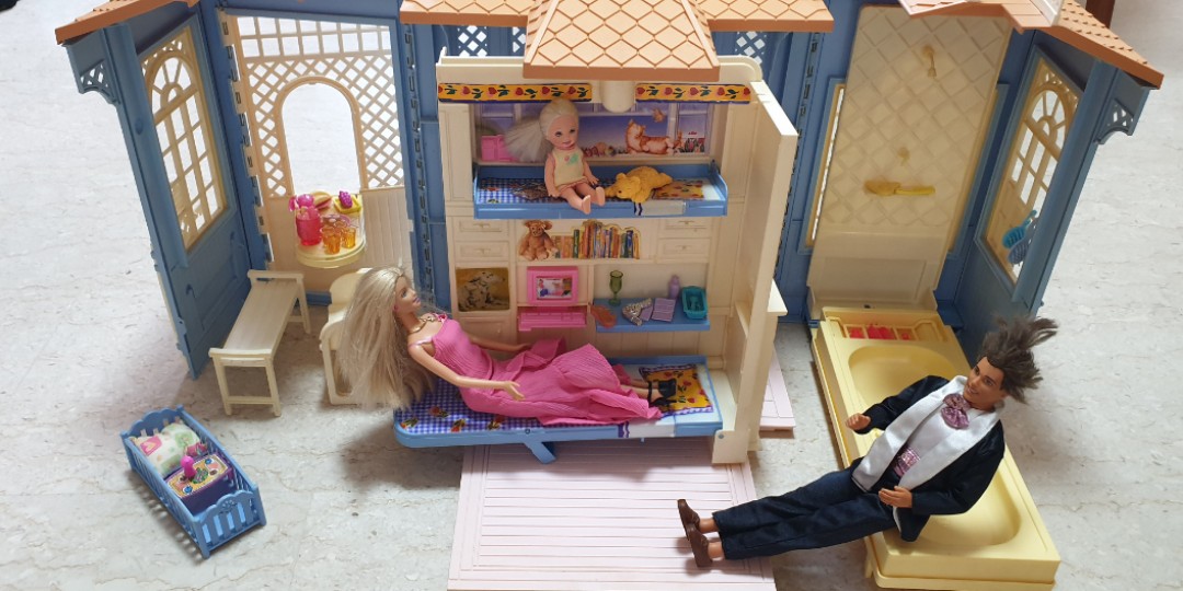 Barbie top house family