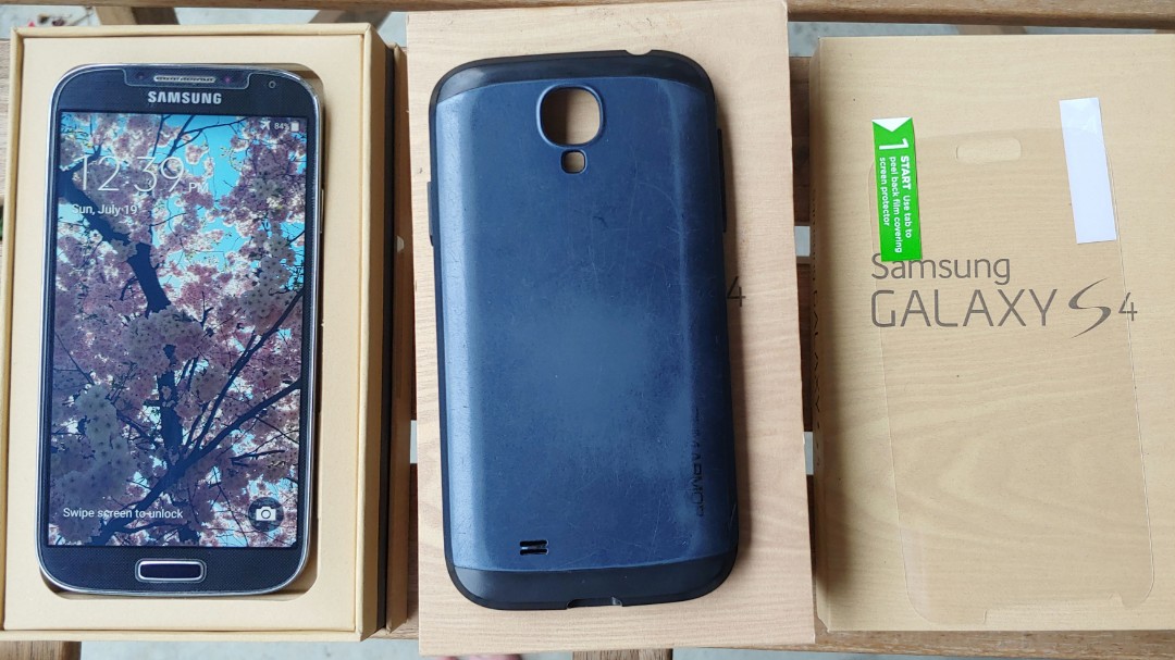 Samsung Galaxy S4 with case, original box & screen protector