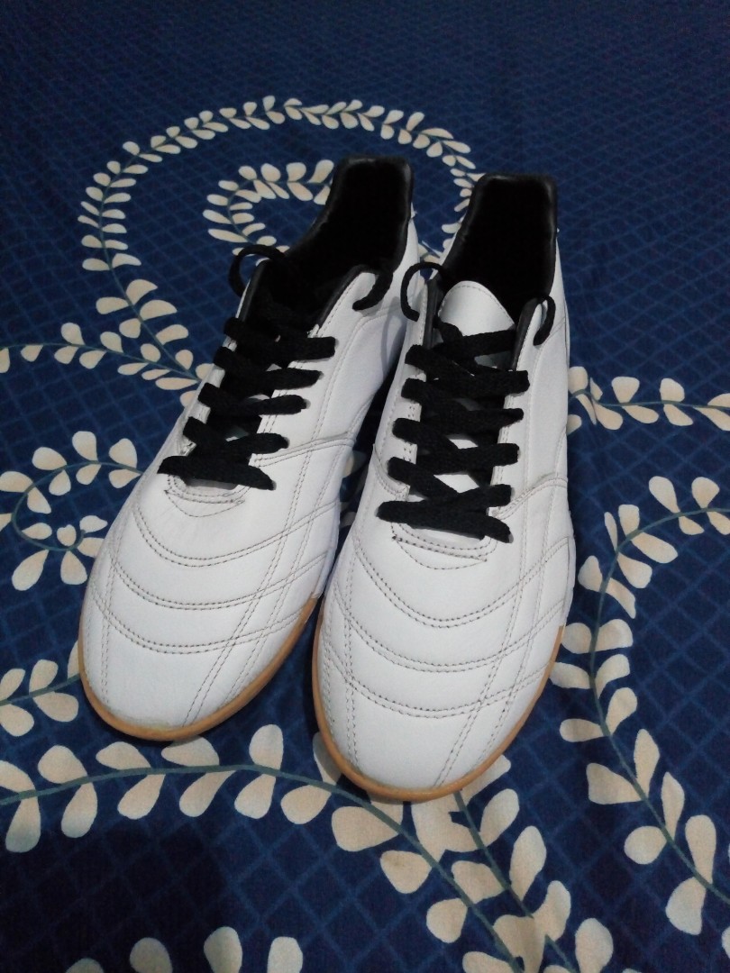 Sepatu Futsal Kulit Polos Olah Raga Perlengkapan Olahraga Lainnya Di Carousell Pada bagian upper terbuat dari. sepatu futsal kulit polos