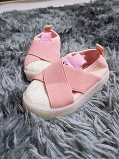 (Category: ) located in . Submitted by lookintomywardrobe (Listing ID 1022104463, Image 1). Description: .