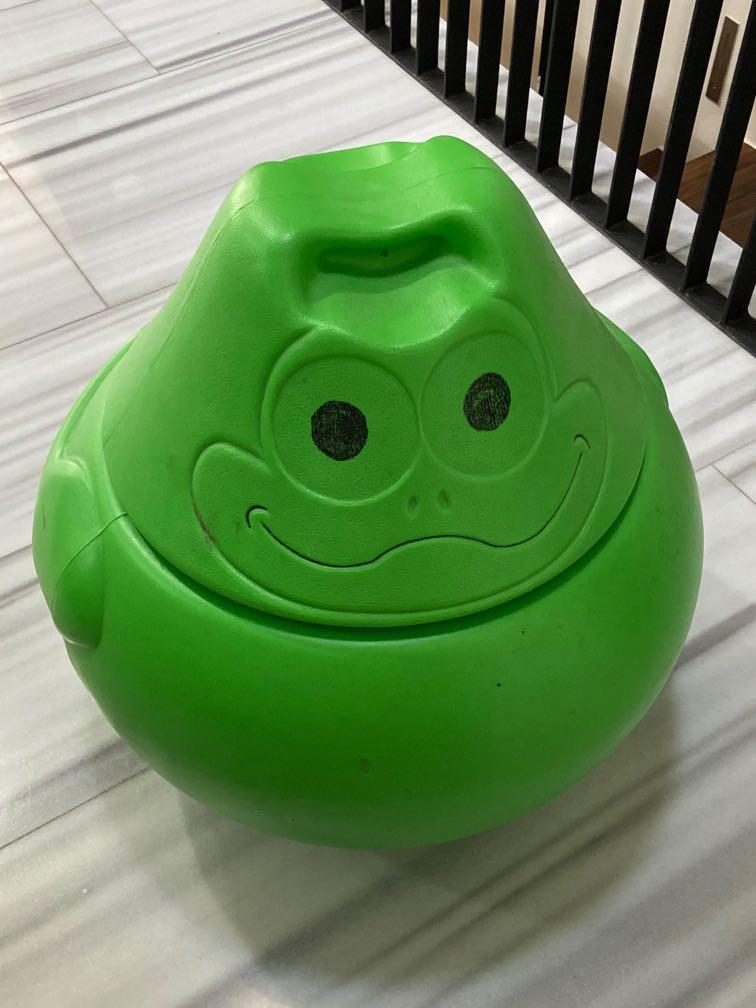 Frog toy outlet box