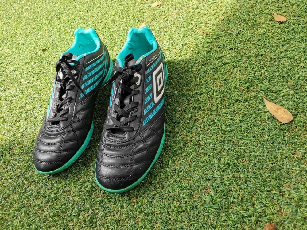 Umbro Futsal Shoes Men S Fashion Footwear Sneakers On Carousell Entrez dans l'univers du futsal. umbro futsal shoes men s fashion