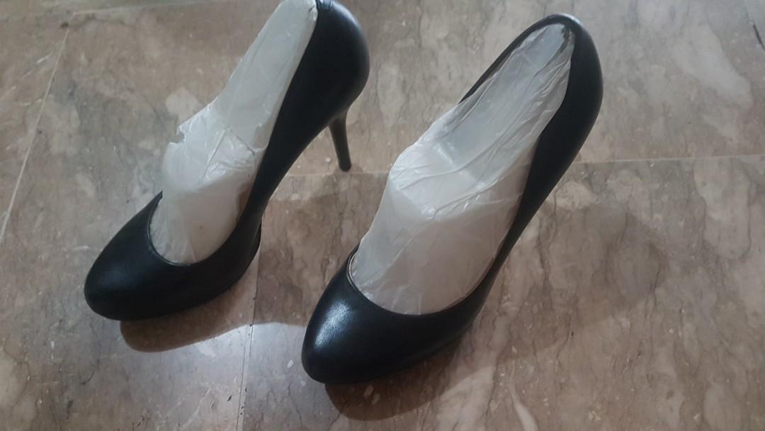 USED Nine West Black High Heels size 7 