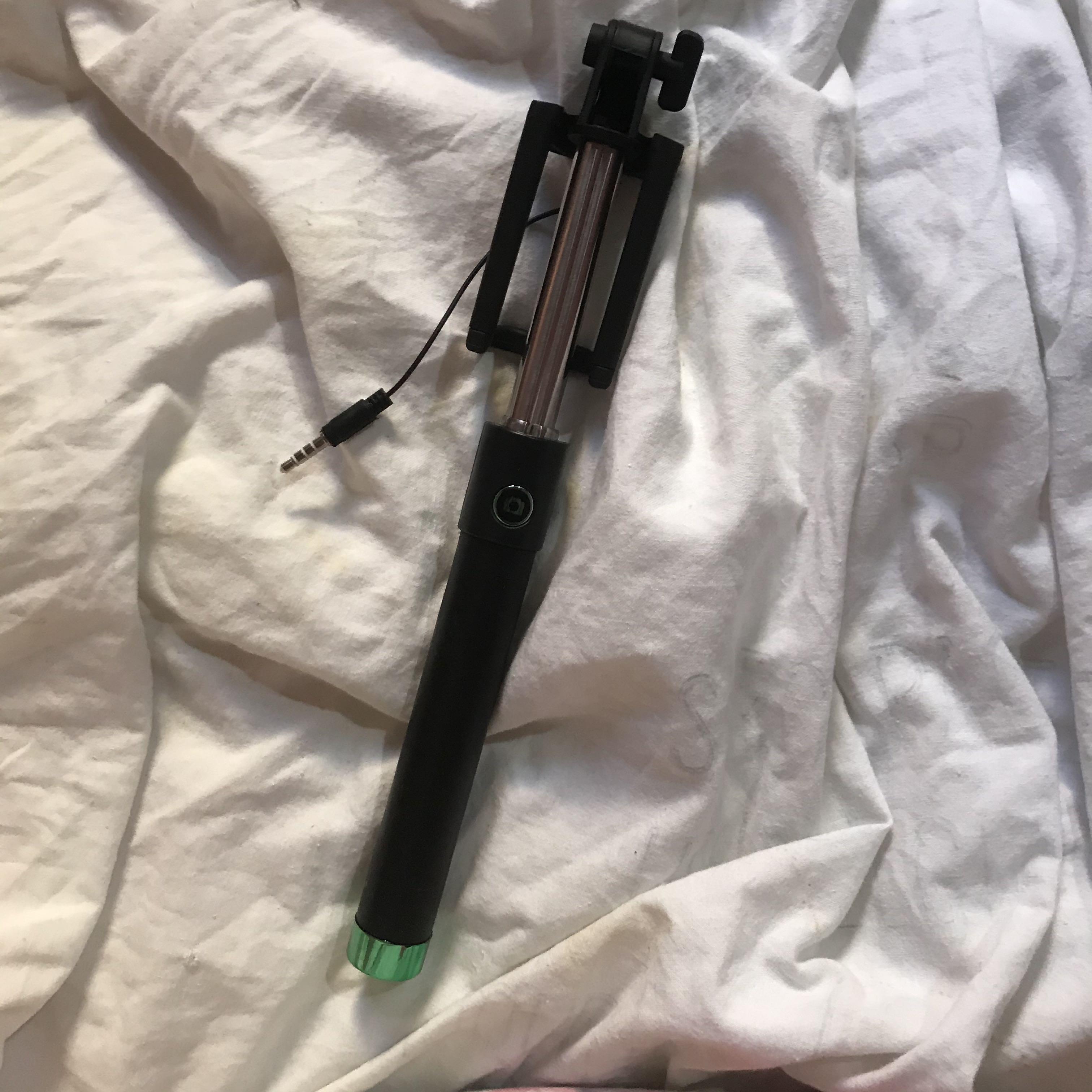 Adjustable Monopod (Category: Mounts & Holders) located in Manila. Submitted by danalou (Listing ID 1017778970, Image 1). Description: .