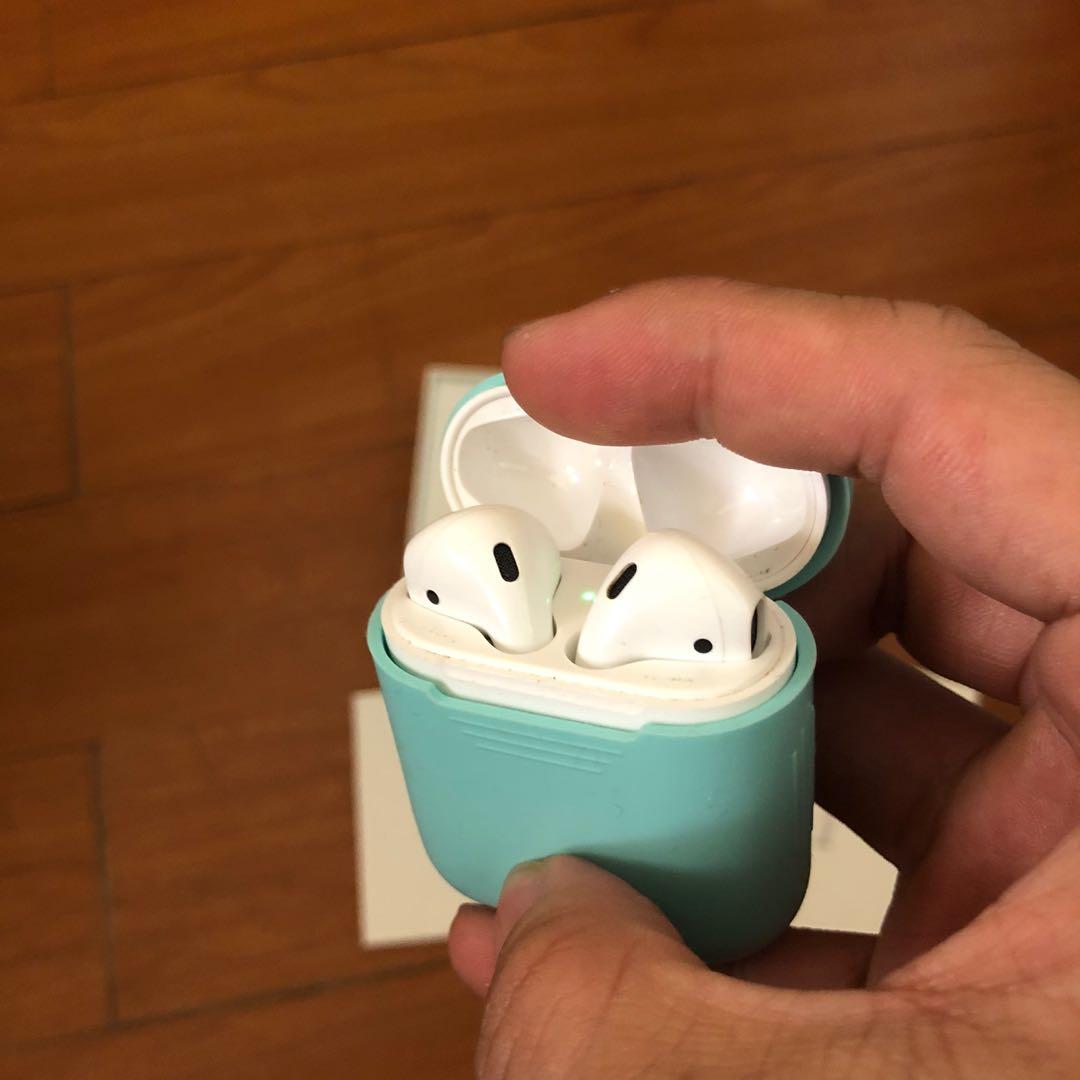 Apple Airpods 1st Gen (Category: Portable Audio Accessories) located in Manila. Submitted by moby030 (Listing ID 1017672969, Image 1). Description: Selling it for a low price because of issue pm me..