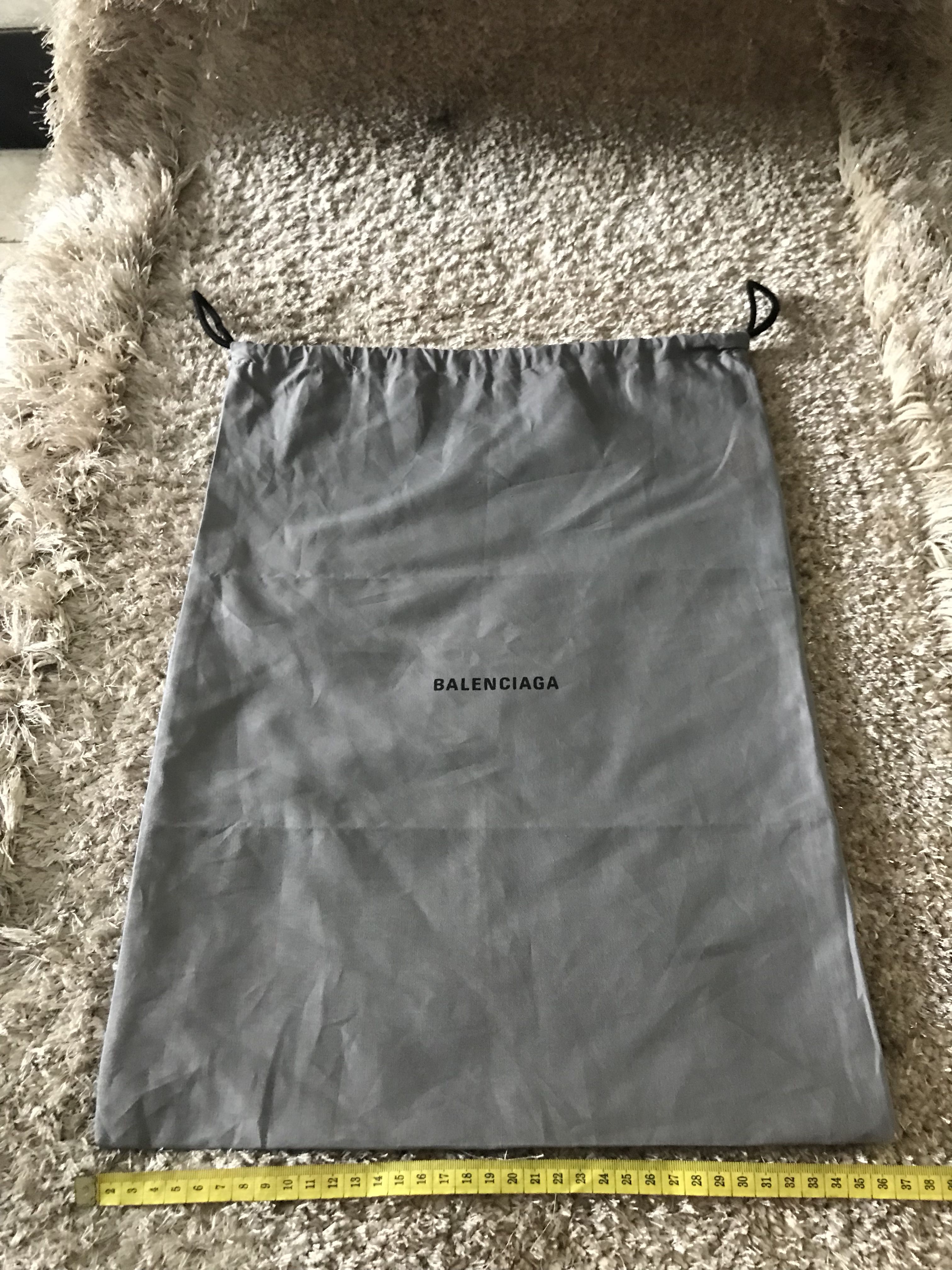 Dust bag balenciaga hotsell