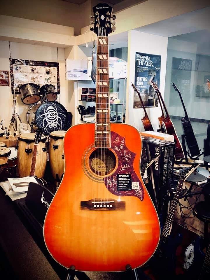 Dixon hummingbird store guitar