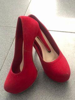Heels merah