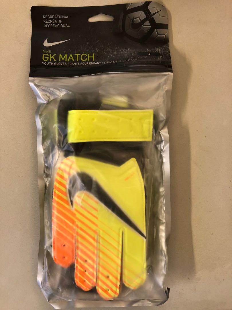 nike kids football gloves