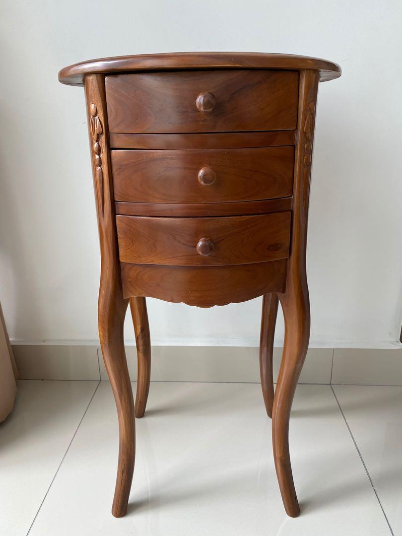 Oval table (Category: Tables & Sets) located in Georgetown. Submitted by beautifulswallow (Listing ID 1017632369, Image 1). Description: Classic side table, beautifully designed to add a sophisticated touch to the home. Suitable for the entry point to the home with 3 drawers for storing keys and access cards. Didn’t want to part with it but moving home. It’s in excellent condition as it’s quite new, no marks nor scratches. Came with a teeny tiny 