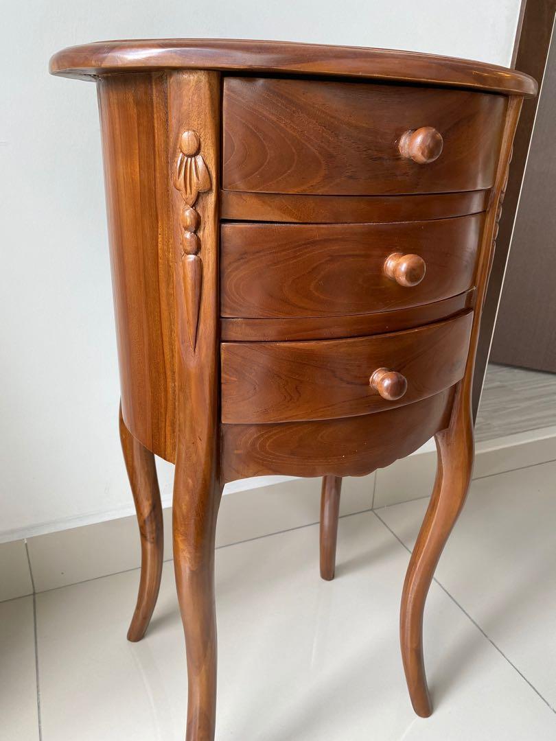 Oval table (Category: Tables & Sets) located in Georgetown. Submitted by beautifulswallow (Listing ID 1017632369, Image 2). Description: Classic side table, beautifully designed to add a sophisticated touch to the home. Suitable for the entry point to the home with 3 drawers for storing keys and access cards. Didn’t want to part with it but moving home. It’s in excellent condition as it’s quite new, no marks nor scratches. Came with a teeny tiny 
