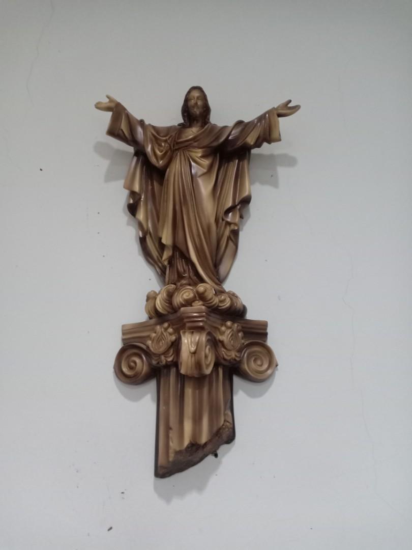 Patung Tuhan Yesus Memberkati Pada Salib Desain Kerajinan Tangan Barang Aksesoris Kerajinan Di Carousell