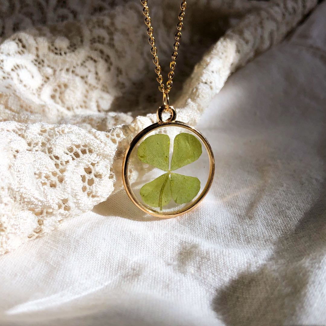 Pressed four store leaf clover necklace