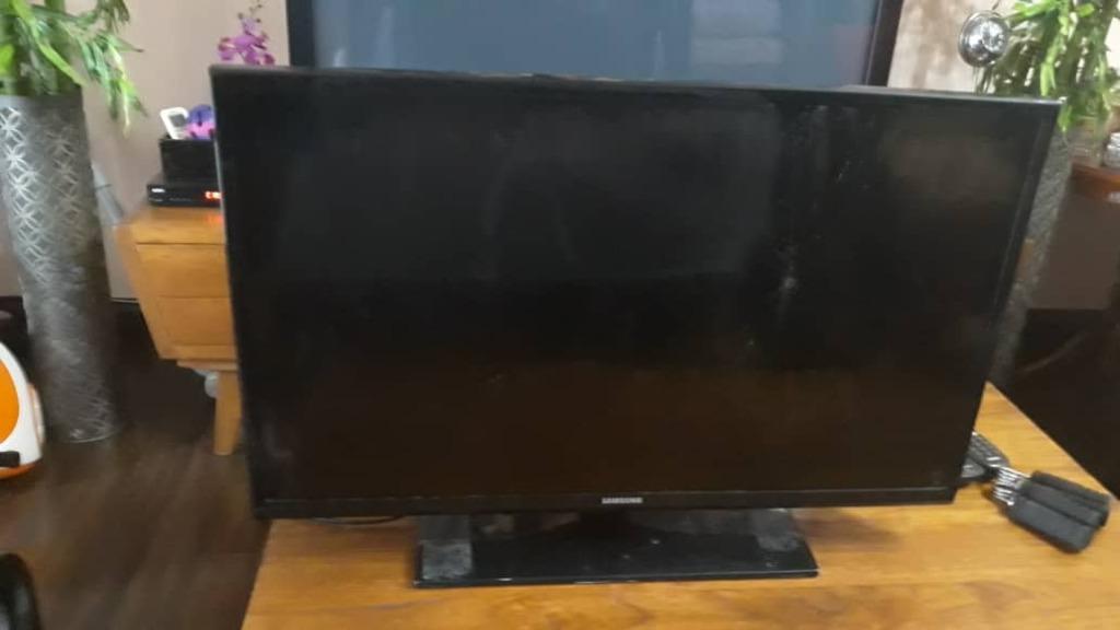 Samsung Led Tv 32 Inches Broken Screen Electronics Tvs Entertainment Systems On Carousell