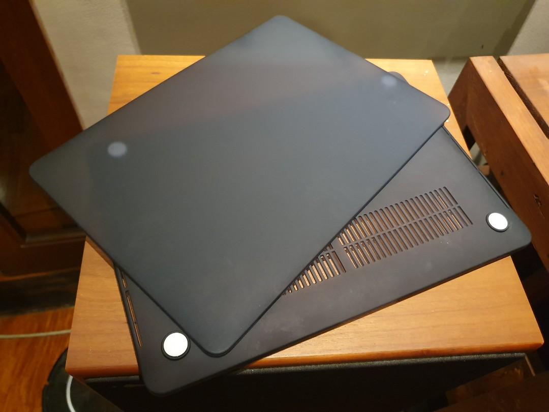 13 inch - Macbook Pro Hard Shell/ Case (Category: Laptop Bags & Sleeves) located in Binan City. Submitted by theformer (Listing ID 1022216962, Image 1). Description: Hard Shell for 13-inch MacBook Pro Texture: Matte w/ rubber feet Color: Navy Blue Note: Fits my 2017 Macbook Pro. Price: P400.