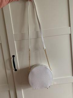 Dazie white round bag.