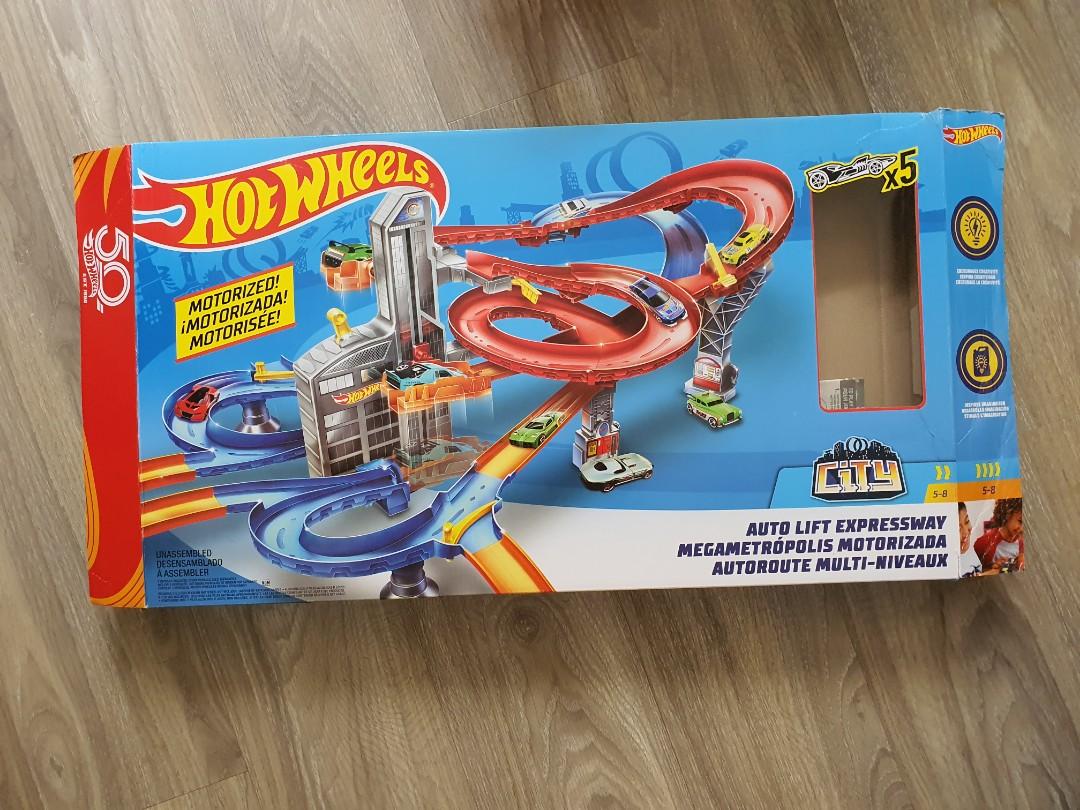 Hot Wheels Auto Lift Expressway Track and Toy Cars Playset