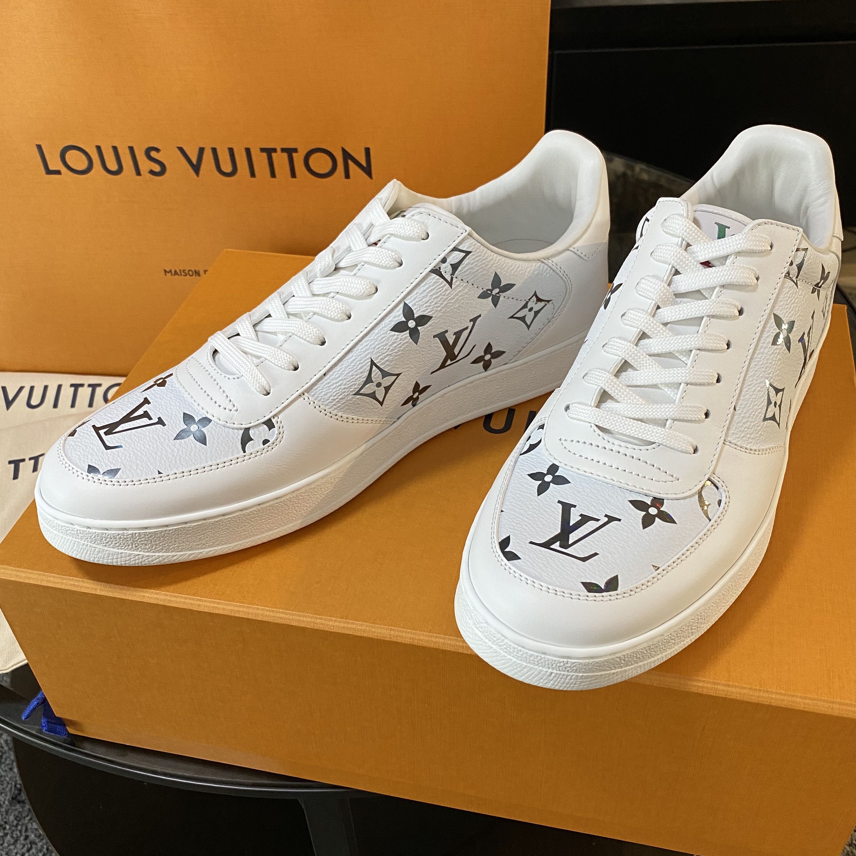 Louis Vuitton - Authenticated Rivoli Trainer - Leather White Plain For Man, Very Good Condition