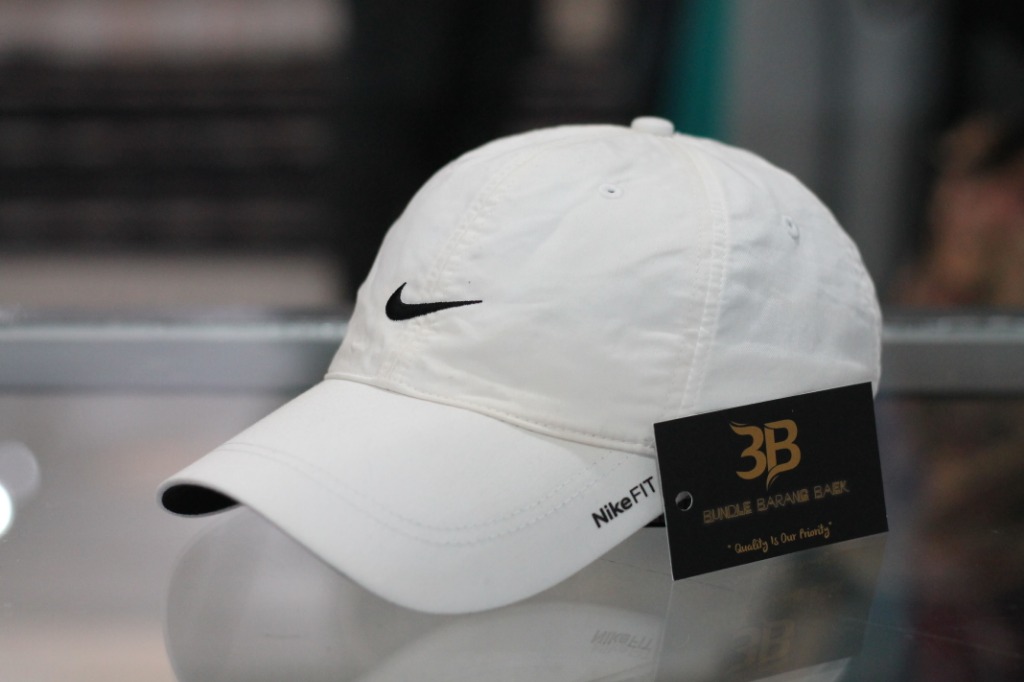 Nike small logo hat