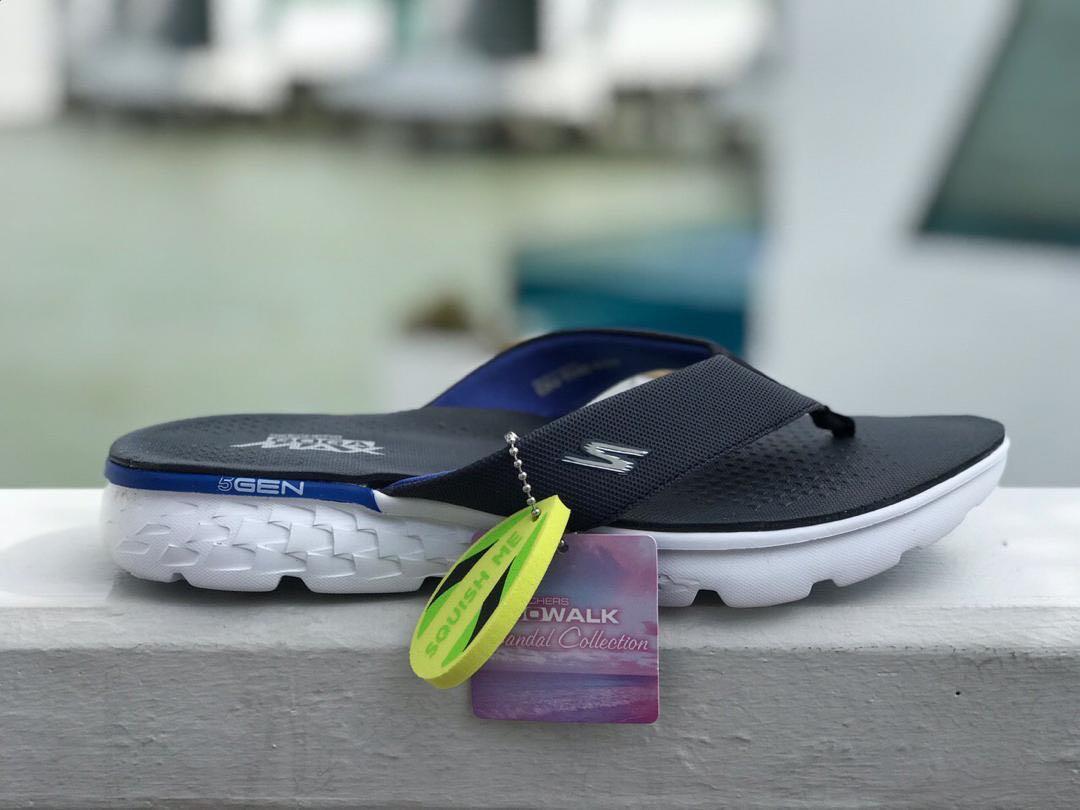 Skechers squish me top