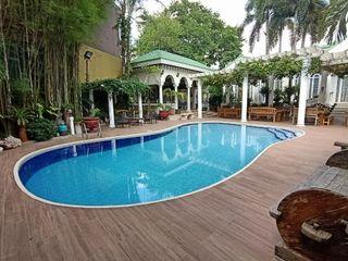 Swimming pool contractor