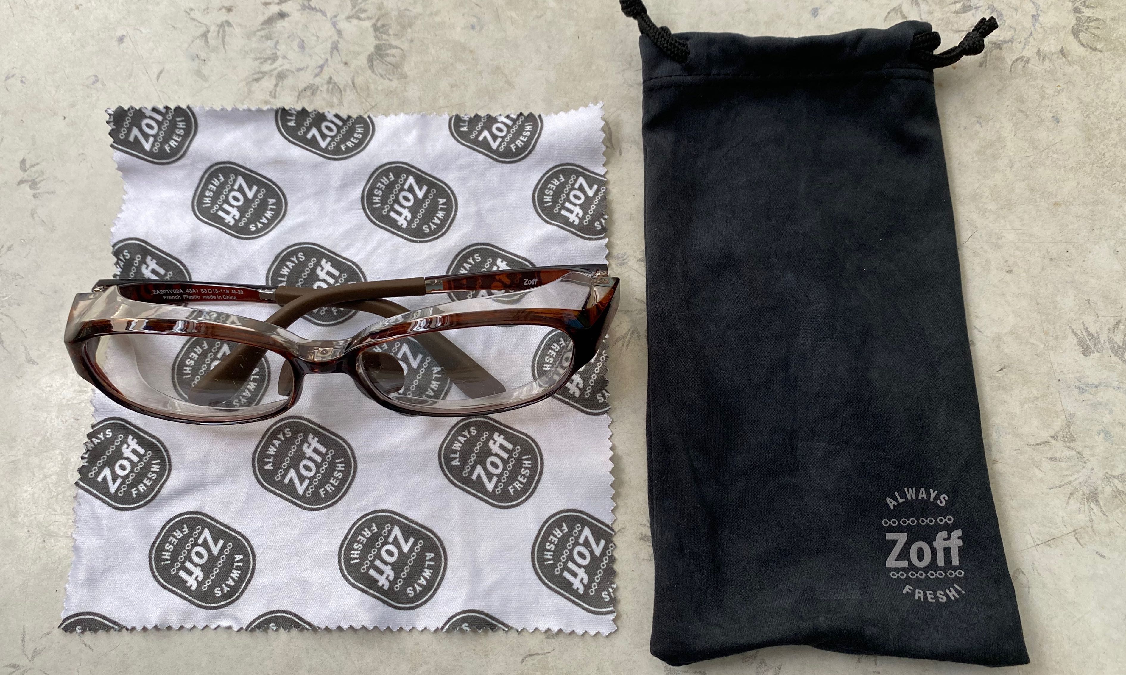 Zoff 防花粉眼鏡 連布袋及眼鏡布 女裝 手錶及配件 眼鏡 Carousell